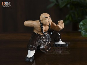 Tượng gốm võ sư nâu, cao 11.5cm (thế 1)