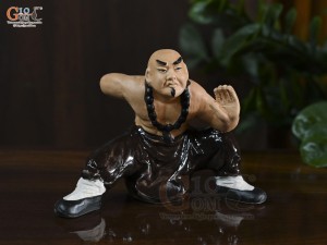 Tượng gốm võ sư nâu, cao 11.5cm (thế 1)