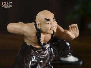 Tượng gốm võ sư nâu, cao 11.5cm (thế 1)