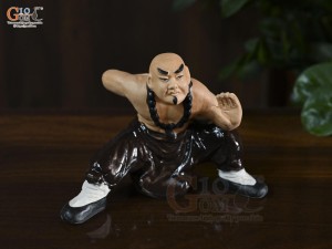 Tượng gốm võ sư nâu, cao 11.5cm (thế 1)