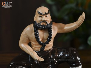 Tượng gốm võ sư nâu, cao 13.5cm (thế 2)