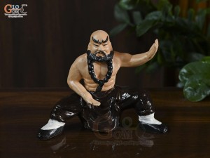 Tượng gốm võ sư nâu, cao 13.5cm (thế 2)