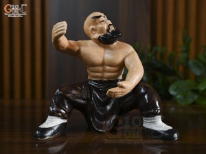 Tượng gốm võ sư nâu, cao 14.5cm (thế 3)