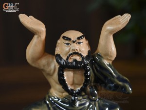 Tượng gốm võ sư xanh đỡ vò, cao 15cm