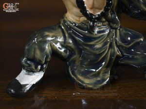 Tượng gốm võ sư xanh đỡ vò, cao 15cm