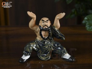Tượng gốm võ sư xanh đỡ vò, cao 15cm