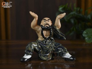 Tượng gốm võ sư xanh đỡ vò, cao 15cm