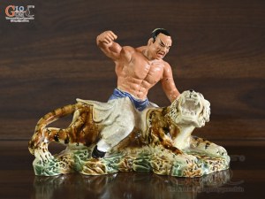 Tượng gốm Võ Tòng đánh hổ men rạn, dài 27cm