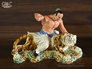 Tượng gốm Võ Tòng đánh hổ men rạn, dài 27cm