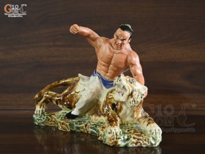 Tượng gốm Võ Tòng đánh hổ men rạn, dài 27cm