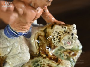 Tượng gốm Võ Tòng đánh hổ men rạn, dài 27cm