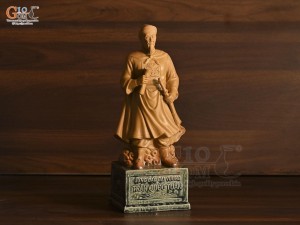 Tượng Hưng Đạo Đại Vương màu mộc