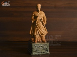 Tượng Hưng Đạo Đại Vương màu mộc