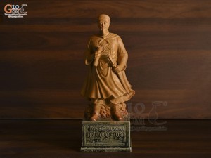 Tượng Hưng Đạo Đại Vương màu mộc