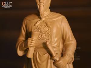 Tượng Hưng Đạo Đại Vương màu mộc