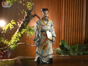 Tưởng Khổng Minh cầm quạt men rạn, cao 54cm