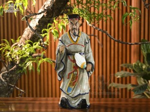 Tưởng Khổng Minh cầm quạt men rạn, cao 54cm