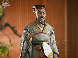 Tưởng Khổng Minh cầm quạt men rạn, cao 54cm