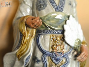 Tượng Khổng Minh cầm quạt men rạn, cao 32cm