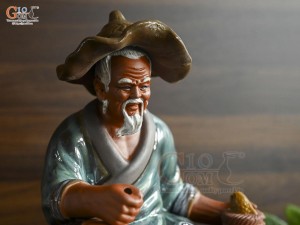 Tượng Lã Vọng câu cá gốm đỏ, cao 27cm
