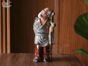 Tượng lão mai chống gậy men hỏa biến cao 42cm