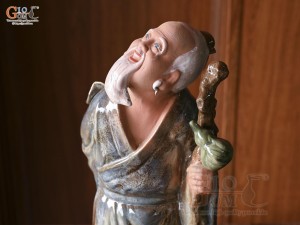 Tượng lão mai chống gậy men hỏa biến cao 42cm