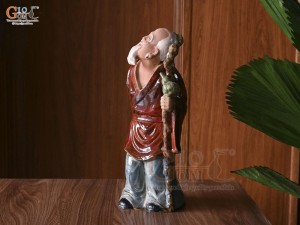 Tượng lão mai chống gậy men hỏa biến đỏ, cao 42cm