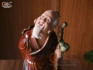 Tượng lão mai chống gậy men hỏa biến đỏ, cao 42cm