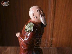 Tượng lão mai chống gậy men hỏa biến đỏ, cao 42cm