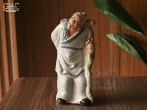 Tượng lão mai chống gậy men rạn, cao 30cm