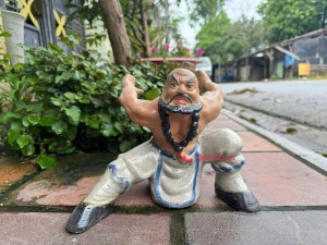 Tượng Lỗ Chí Thâm dáng cõng vò men rạn, cao 21cm