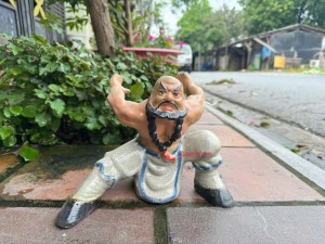 Tượng Lỗ Chí Thâm dáng cõng vò men rạn, cao 21cm