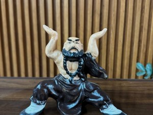 Tượng Lỗ Chí Thâm dáng giơ tay màu nâu, cao 16cm