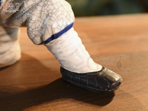 Tượng Lỗ Chí Thâm dáng nhổ cây men rạn, cao 30cm