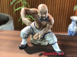 Tượng Lỗ Chí Thâm dáng nhổ cây men rạn, cao 30cm