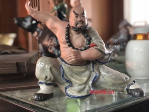 Tượng Lỗ Chí Thâm men rạn tay ngang, cao 28cm