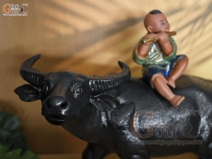 Tượng mục đồng cưỡi trâu thổi sáo, dài 45cm