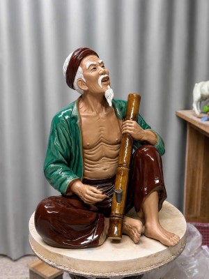 Tượng ông hút thuốc lào men màu, cao 43cm