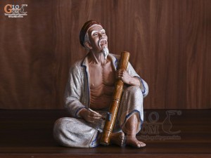 Tượng ông hút thuốc lào men rạn, cao 43cm