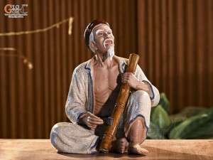 Tượng ông hút thuốc lào men rạn, cao 43cm