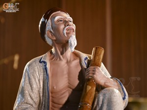 Tượng ông hút thuốc lào men rạn, cao 43cm