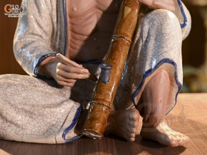 Tượng ông hút thuốc lào men rạn, cao 43cm