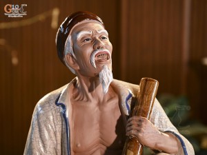 Tượng ông hút thuốc lào men rạn, cao 43cm
