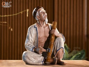 Tượng ông hút thuốc lào men rạn, cao 43cm