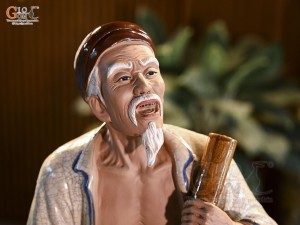 Tượng ông hút thuốc lào men rạn, cao 43cm