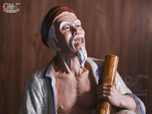 Tượng ông hút thuốc lào men rạn, cao 43cm