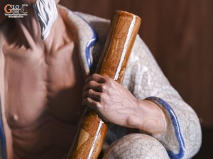 Tượng ông hút thuốc lào men rạn, cao 43cm