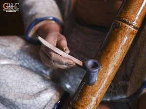 Tượng ông hút thuốc lào men rạn, cao 43cm