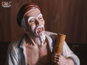 Tượng ông hút thuốc lào men rạn, cao 43cm