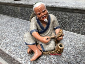 Tượng ông lão câu cá men rạn, cao 22cm